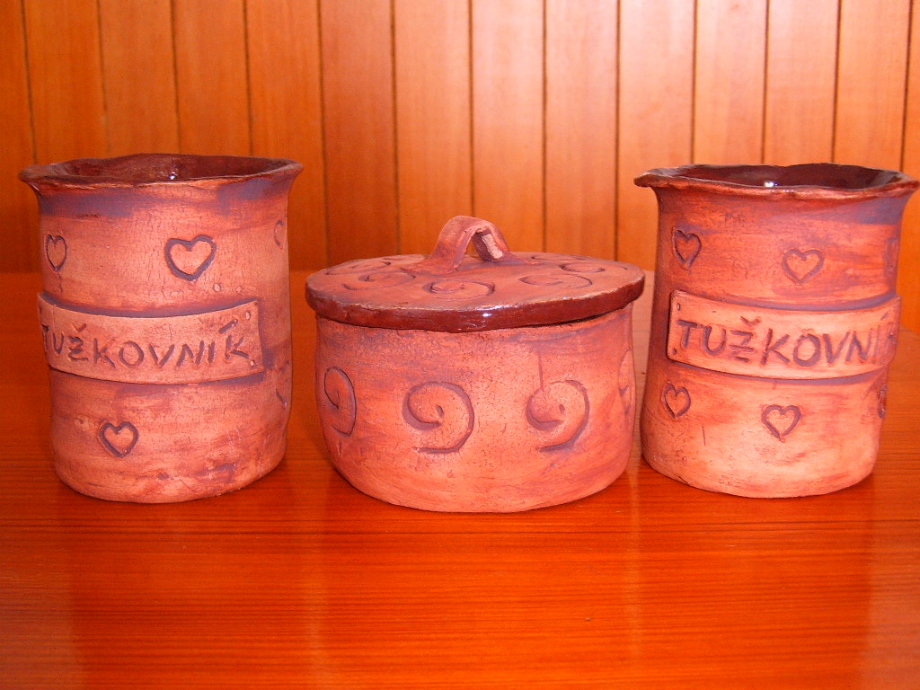 tužkovníky a dózička